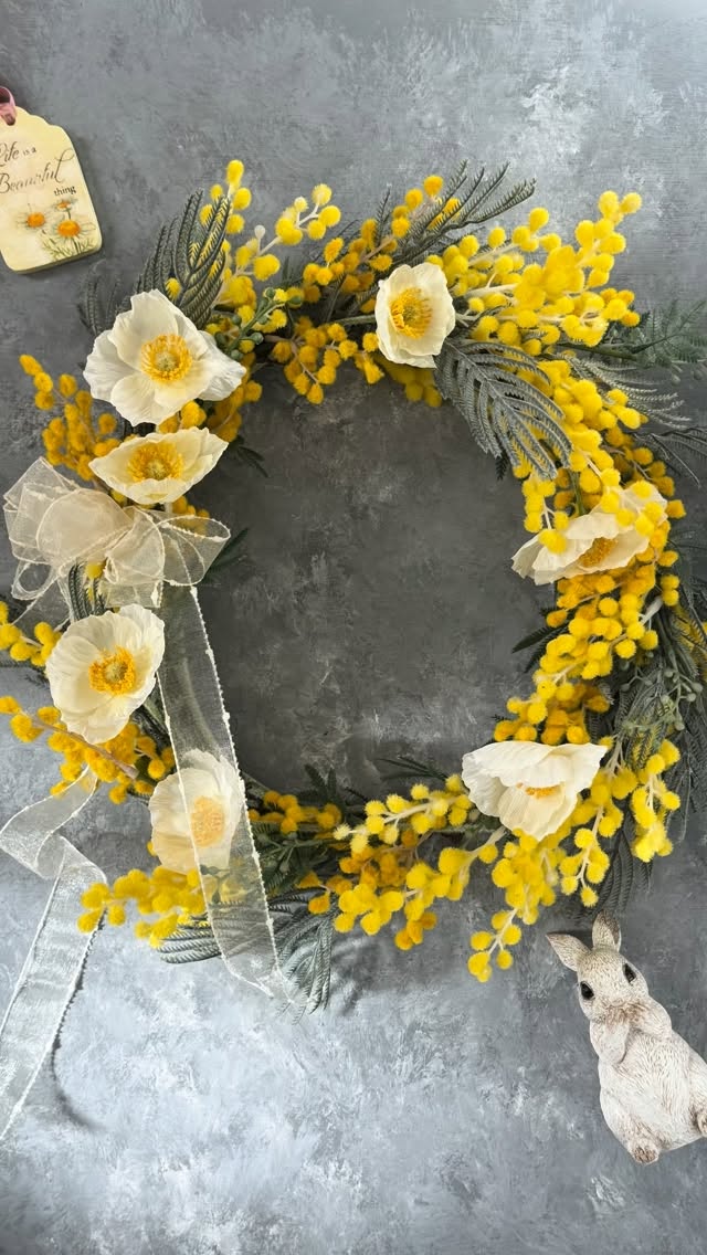 自由が丘 桜新町のフラワースクール ブルーメンツアウバ Blumenzauber です。 春を感じるミモザの季節。 生花は花粉が落ちたり、すぐに枯れてしまいますが、アーティフィシャルフラワーならそんな心配もありません。 2月、3月のアーティフィシャルフラワー1Dayレッスンはミモザとポピーのリースです。 アーティフィシャルフラワーはは生花ではできないことができる魔法の花材です。 水、暑さ、寒さ、配送などの困難克服できます。 スクールの先生もレッスンに導入してメリットを感じることと思います。 アーティフィシャルフローリスト®︎を目指す方もレッスンにはいらっしゃいます。 ビジネスに、スクールの新たな柱としてアーティフィシャルフラワーを学びませんか? @sawakoueki @jafa.artificial.flower @jafa.artificialflower.taiwan @flowerdesigner_nfd #桜新町フラワースクール #自由が丘フラワースクール #花の資格 #花の仕事 #アーティフィシャルフラワー